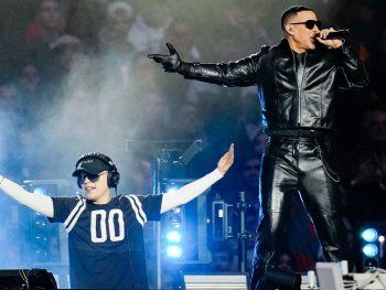 Daddy Yankee y Bizarrap, juntos en un escenario.
