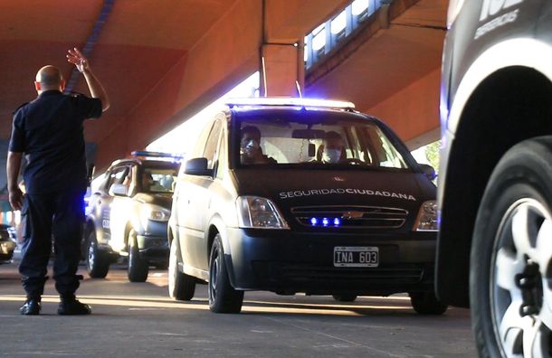 Cien móviles patrullan las calles de Lanús para garantizar el aislamiento social