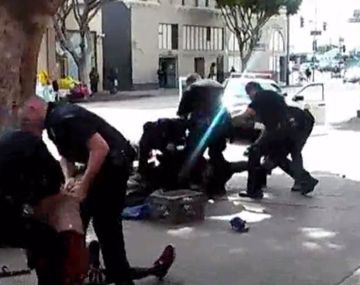 Fue brutalmente atacado por tres policías y murió 