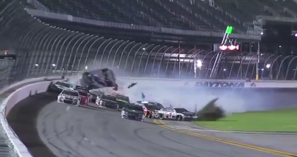 Terrible accidente en una carrera de Nascar