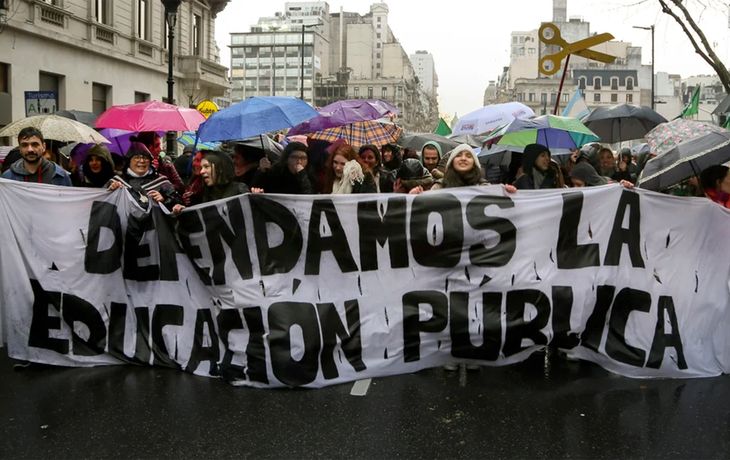 La comunidad universitaria volvió a salir a las calles para exigir mejores salarios y financiamiento