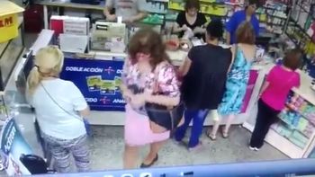 Descuidista y víctima frente a la cámara de seguridad Descuidista y víctima frente a la cámara de seguridad