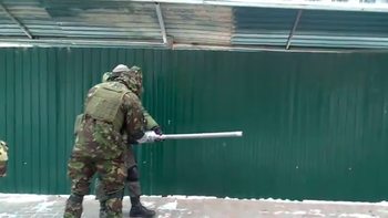 el lanzapapa, una insolita arma en ucrania durante las protestas sociales el lanzapapa, una insolita arma en ucrania durante las protestas sociales