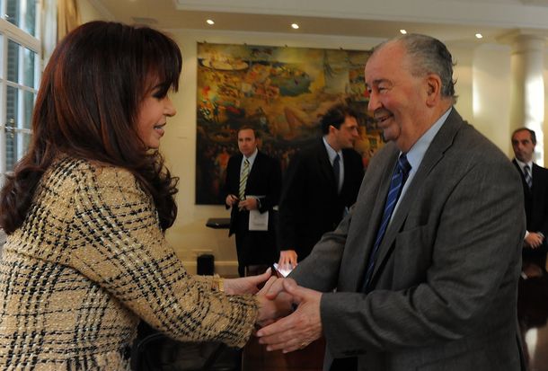 Cristina Kirchner fue a Ezeiza a despedir los restos de Julio Grondona