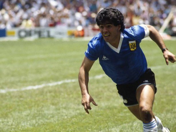 Arrancó la subasta de la camiseta que Maradona usó contra Inglaterra en México 86: de cuánto fue la oferta inicial