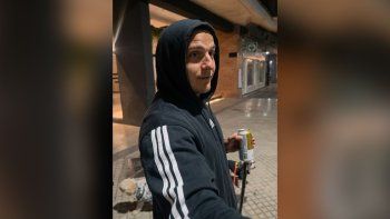 detuvieron a un hombre por arrojar caca de perros contra un local de la libertad avanza detuvieron a un hombre por arrojar caca de perros contra un local de la libertad avanza