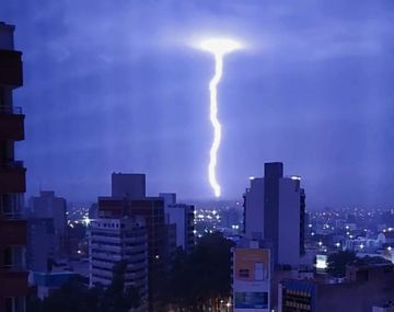 Impresionante imagen de un rayo sobre la ciudad de Neuquén