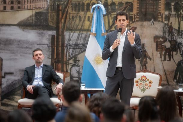 Wado de Pedro expuso ante más de 200 jóvenes de nueve provincias