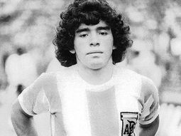 Al igual que Lionel Messi, el Diego debutó en la mayor frente a Hungría Al igual que Lionel Messi, el Diego debutó en la mayor frente a Hungría