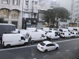 Fleteros dejan sólo dos manos libres en avenida Callao