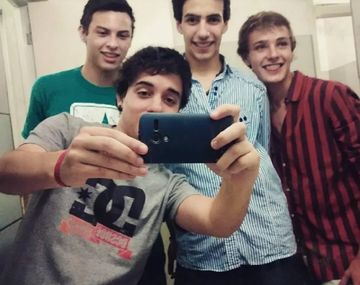 Fernando Pastorizzo junto con sus amigos.