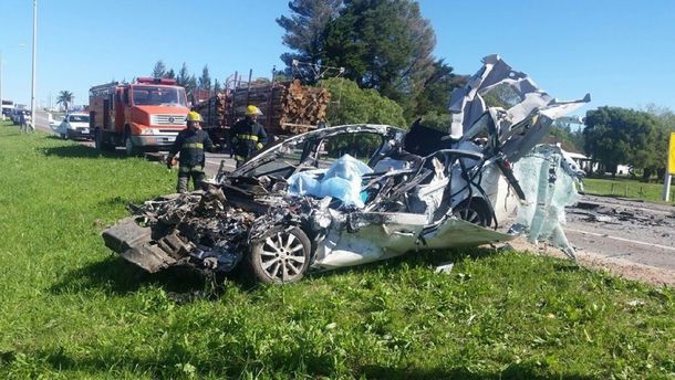 Tres argentinos fallecieron en un violento choque en Uruguay