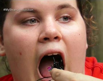 Una adolescente se hizo adicta a comer gomas de autos