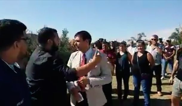 Un funcionario de La Pampa quiso hacer campaña en un acto por Malvinas y fue expulsado: Respetá a los héroes