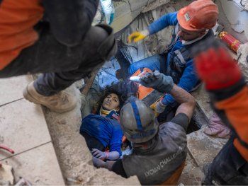 Terremoto en Turquía y Siria: rescataron a tres niños que estuvieron tres días bajo los escombros
