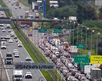 Video: caos en la Panamericana por el choque de un camión contra un puente y volcó