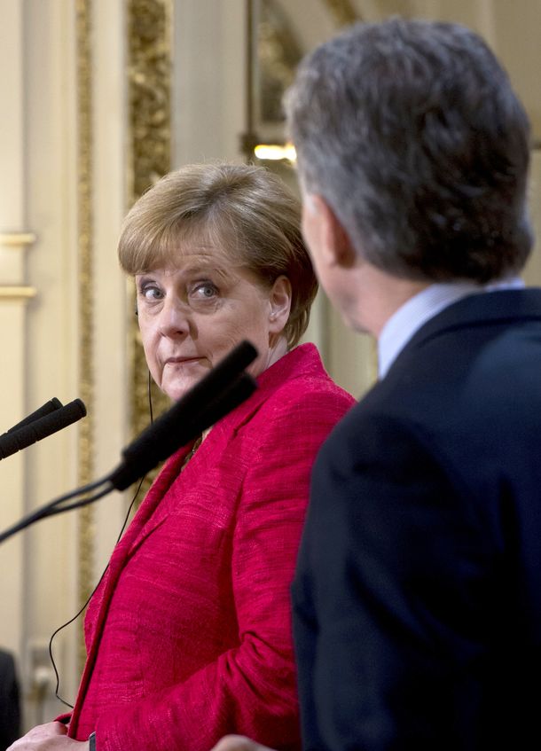 El momento en que la canciller alemana Ángela Merkel mira a Mauricio Macri tras el chiste que le hace el Presidente.