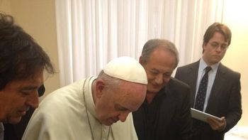 el papa francisco planto un olivo virtual por la paz el papa francisco planto un olivo virtual por la paz