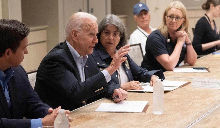 Derrumbe en Miami: Biden visitó Florida para acompañar a familiares de las víctimas