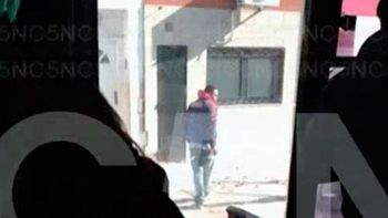 video: un hombre le propina una brutal golpiza a su mujer en plena calle video: un hombre le propina una brutal golpiza a su mujer en plena calle