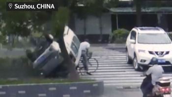 video: un ciclista se salva de ser aplastado por auto video: un ciclista se salva de ser aplastado por auto