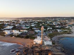 San Ignacio y Punta del Este fueron los elegidos para las vacaciones de importantes empresarios en Uruguay. San Ignacio y Punta del Este fueron los elegidos para las vacaciones de importantes empresarios en Uruguay.