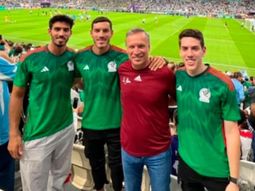 La foto del presidente de Talleres y sus hijos hinchando por México