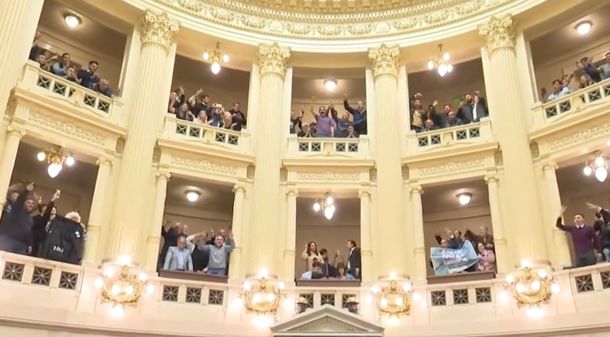 Senadores y dirigentes celebraron la ley que elimina Ganancias con La marcha peronista