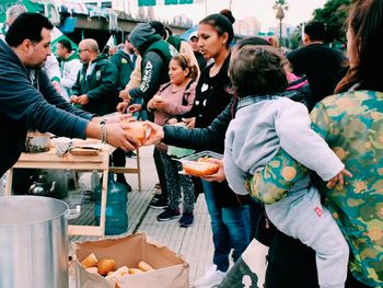 Organizaciones sociales instalan ollas populares en Plaza de Mayo