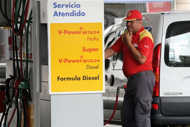 Fuerte crítica de De Vido a Shell por la suba en sus naftas