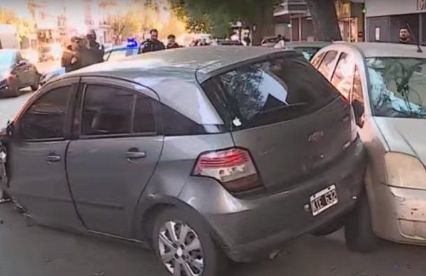 Caballito: un conductor chocó a tres autos estacionados y huyó a pie