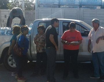 El gobierno provincial repartiendo botellas de agua a los vecinos de Caucete, San Juan, tras la intoxicación masiva.