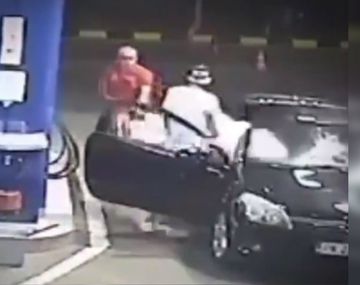 No quiso apagar su cigarrillo en una estación de servicio