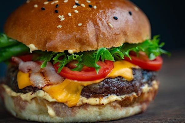 Las dos marcas de carne para hamburguesa que tienen un exceso de piel de pollo y Profeco no las recomienda