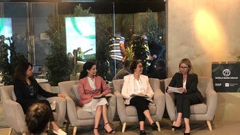 La ministra de Economía y Finanzas, Azucena Arbeleche, expuso en Dubái sobre el ejemplo de Uruguay en economía verde. La ministra de Economía y Finanzas, Azucena Arbeleche, expuso en Dubái sobre el ejemplo de Uruguay en economía verde.