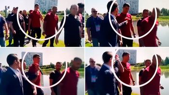 video: cristiano ronaldo se enojo con un periodista y le tiro el microfono al agua video: cristiano ronaldo se enojo con un periodista y le tiro el microfono al agua