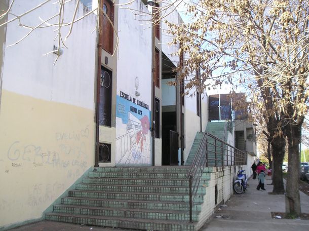 Un docente recibió una feroz golpiza en disputa entre alumnos
