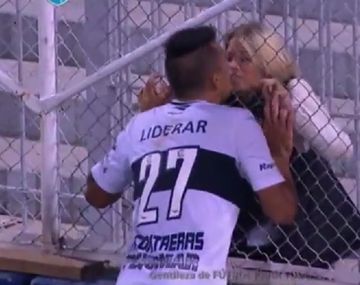 Fútbol romántico: celebró un gol besando a su pareja
