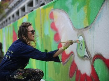 Vecinos y artistas pintan un mural en Puerto Madero