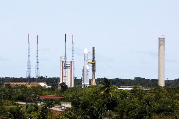 Éste es el Ariane 5, ya listo para llevar este miércoles el Arsat 2 al espacio