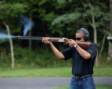 Obama aparece disparando en medio del debate por las armas