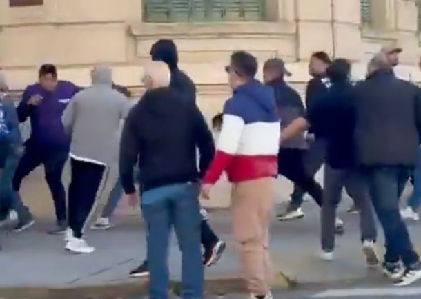 Máxima tensión en Junín a por Javier Milei: manifestantes y libertarios, a las piñas