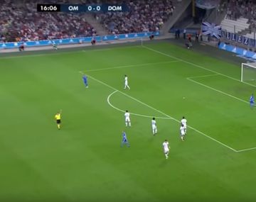 VIDEO: Un arquero tira un lujo en su propia área chica