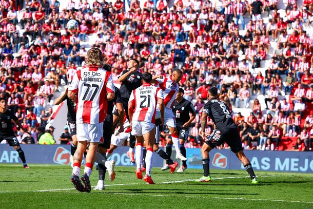 Instituto, con la ayuda de un blooper de Ignacio Arce, goleó 3-0 a Deportivo Riestra