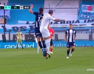 El codazo por el que expulsaron a Copetti en el Racing - Talleres