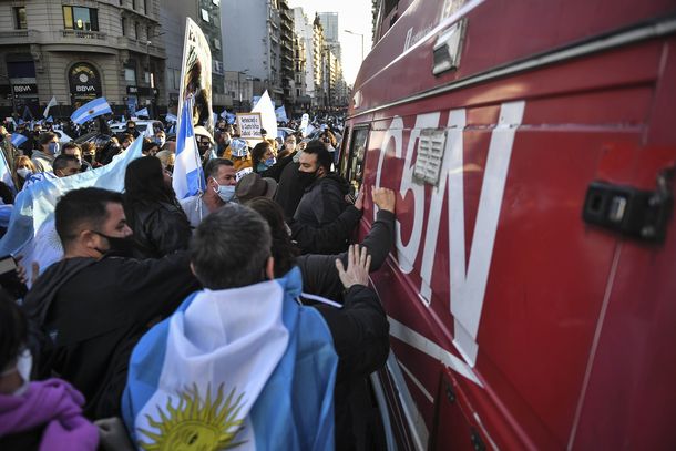 Se tienen que morir todos los de C5N: los insultos de los anticuarentena