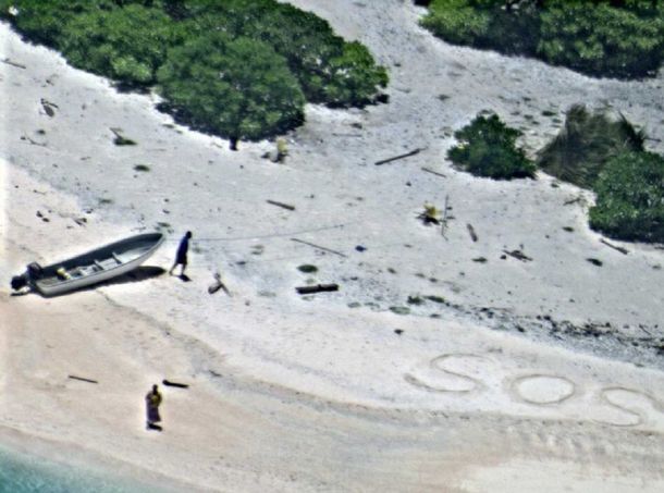 Rescataron a una pareja perdida de una isla desierta gracias a la señal de SOS que escribió en la arena
