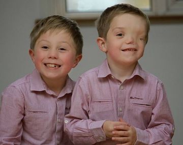 Además de mellizos, Oliver y Harry son mejores amigos