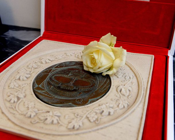 El destino que le dará Cristina a la rosa que le regaló el Papa