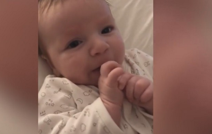 El bebé que a&nbsp; apenas dos meses de haber nacido le dice hola a su mamá